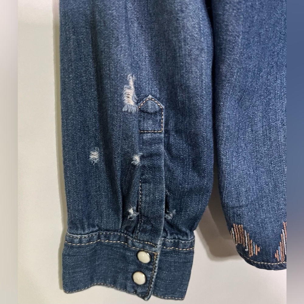 BDG Blue Distressed Denim Button Down Shirt Size Large Coastal Cowgirl Rodeo‎ - Picture 5 of 8
